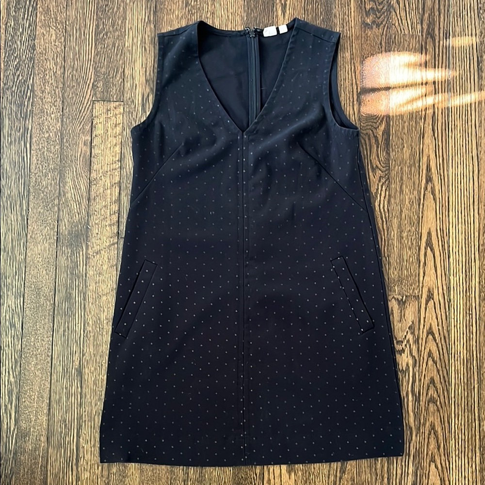 Black sleeveless shift dress with star pattern